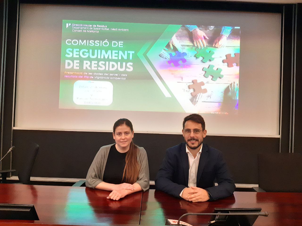 La vicepresidenta i consellera de Sostenibilitat i Medi Ambient, Aurora Ribot, i el director insular de Residus, Juan Carrasco