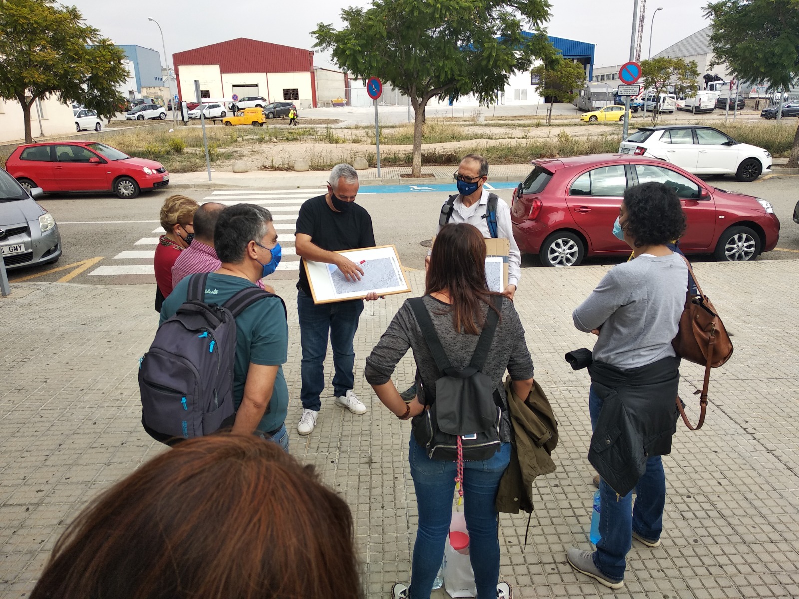 Miquel Grimalt explica als professors de l'IES Marratxí el recorregut pel torrent de Coanegra
