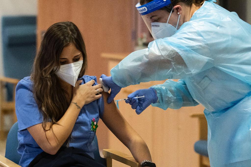 Maru Cutillas, coordinadora d'infermeria de la residència Oms-Sant Miquel, ha estat la segona persona en rebre la vacuna de la COVID- 19