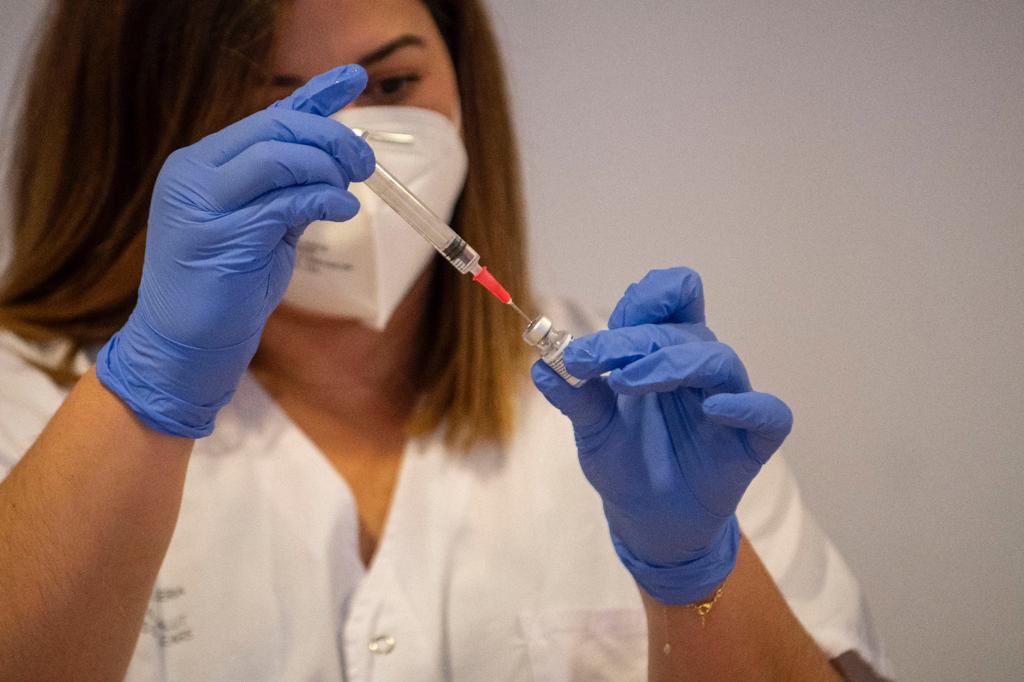 Usuaris i professionals de la residència Oms-Sant Miquel reben la primera dosi de la vacuna de la COVID- 19