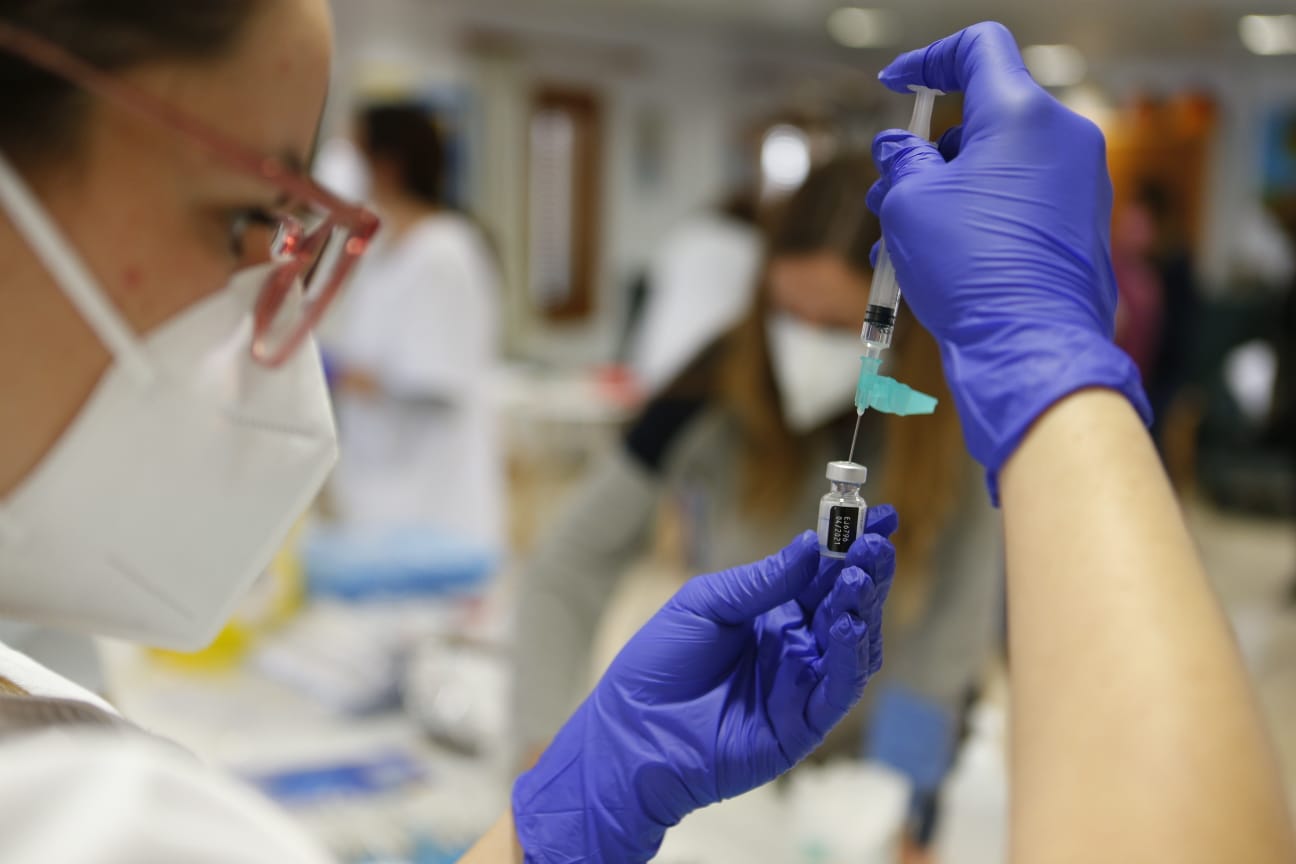 Més de 1.700 persones es vacunen avui contra la Covid-19 a les residències de Mallorca