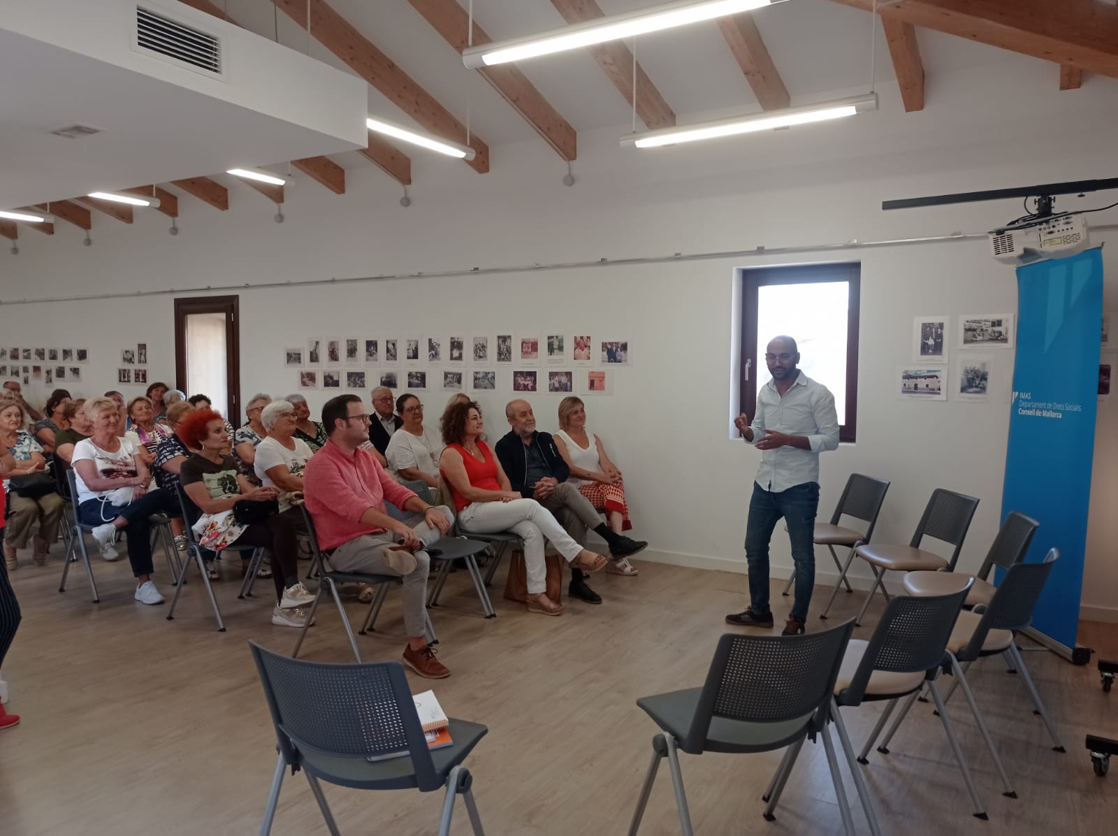 El director insular d'Atenció Comunitària i Projectes Estartègics i el batle de Marratxí, Miquel Cabot, a l'inici de curs del Pla de na Tesa. 