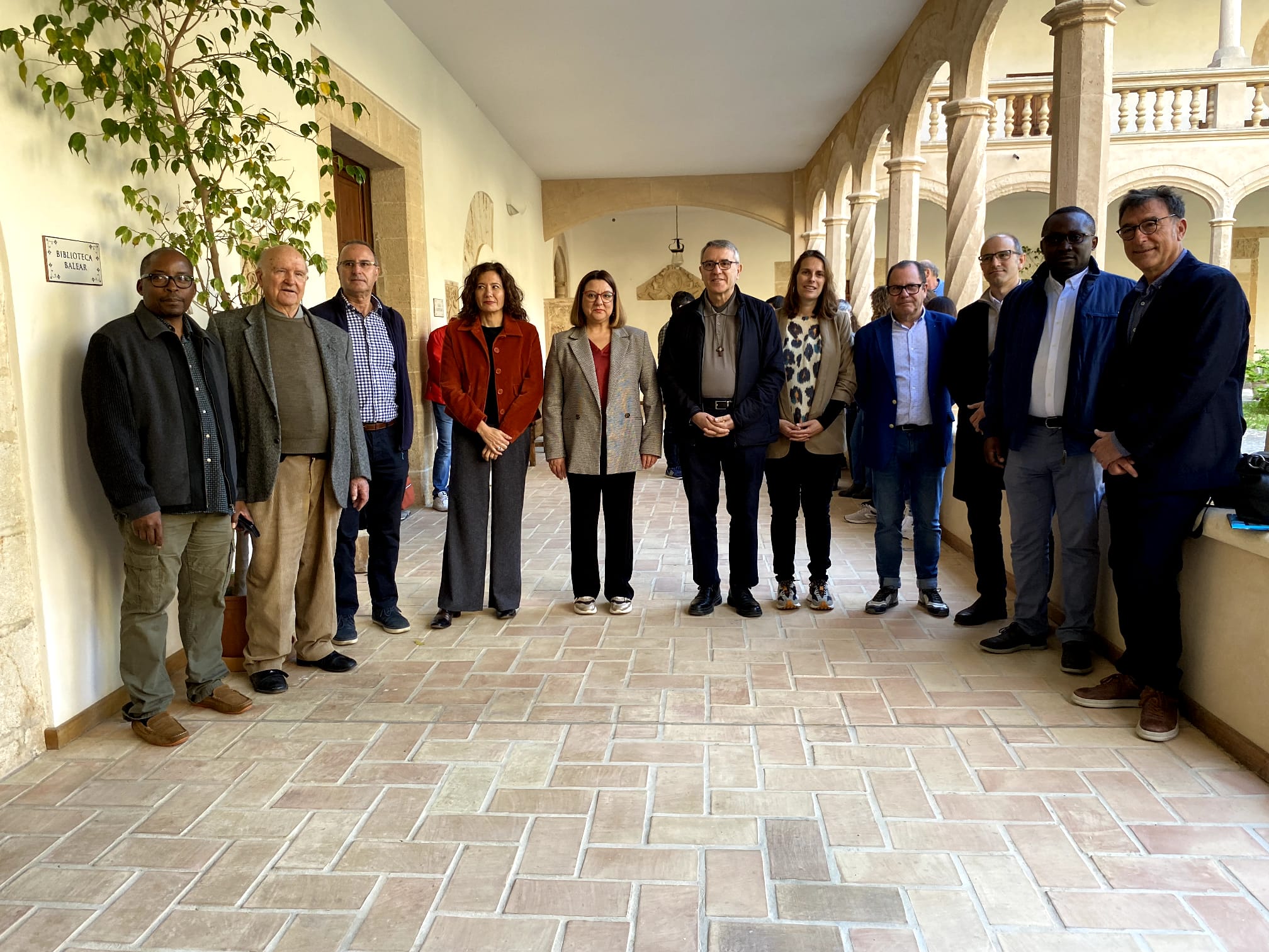 Foto de família amb representants del Consell de Mallorca, de la Universitat de les Illes Balears i de la Congregació de Missioners dels Sagrats Cors de Jesús i de Maria