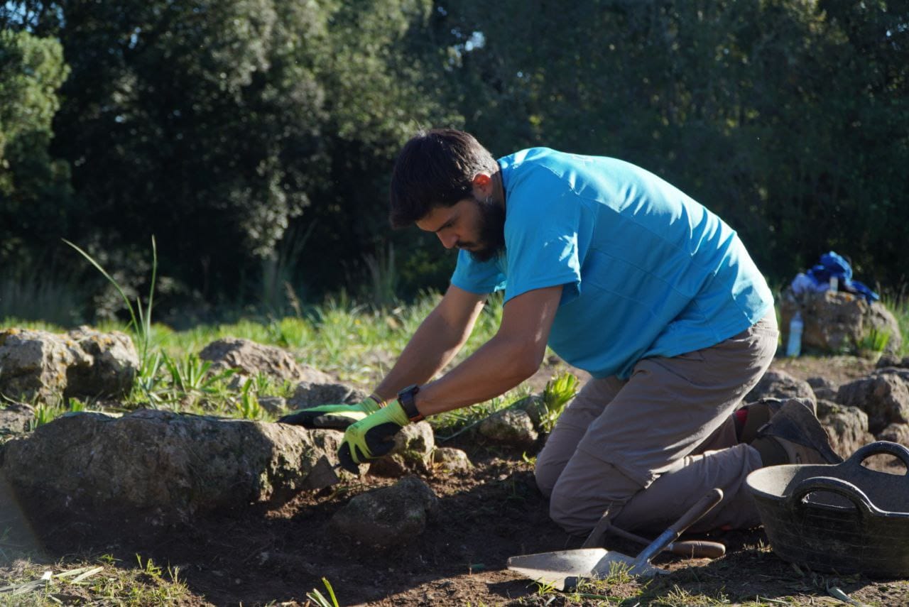 Treballador fent feina a les excavacions arqueològiques de Bellpuig