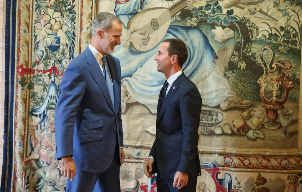 El rei Felip VI rep en audiència al president del Consell de Mallorca, Llorenç Galmés. 