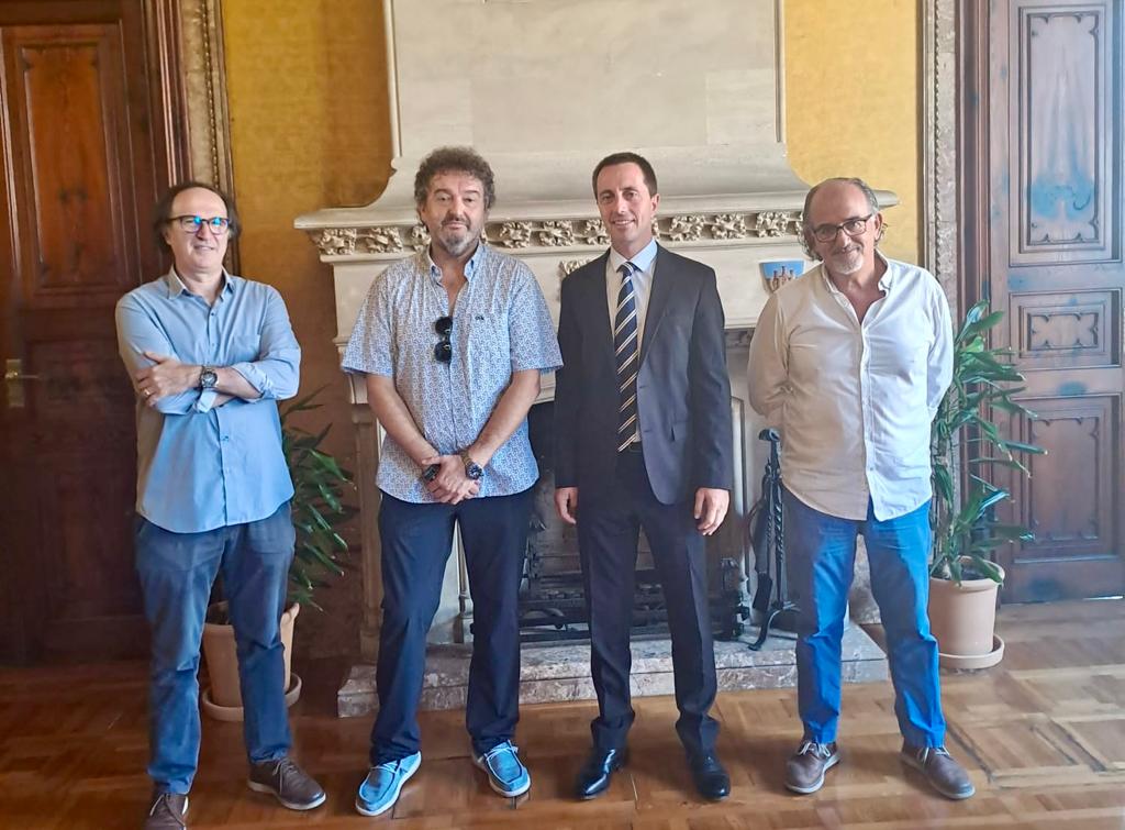 El president del Consell de Mallorca, Llorenç Galmés, amb els representants d'AFEDECO.