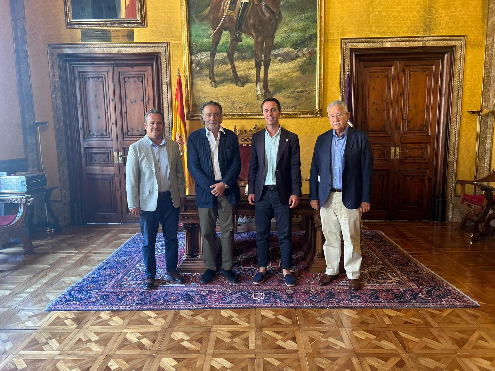 El president insular Llorenç Galmés i el conseller de Presidència, Toni Fuster, juntament amb el president de la Cambra, Eduardo Soriano, i el secretari general, Antonio Grimalt. 