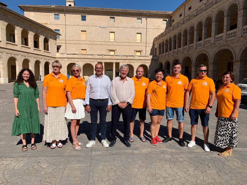 Visita de ocho profesores lituanos a Mallorca con el conseller de Turismo, José Marcial Rodríguez.