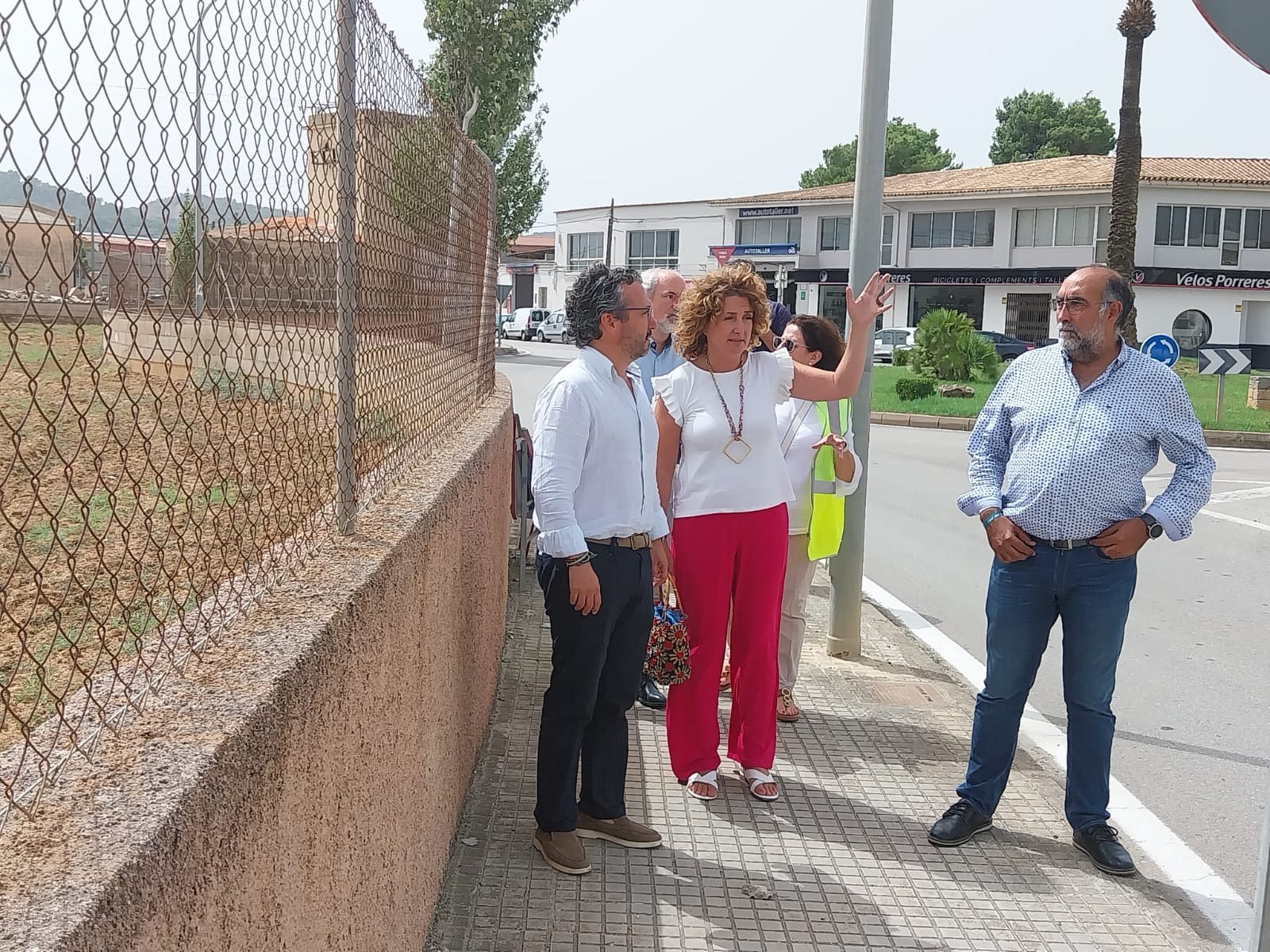 El conseller de Territori, Mobilitat i Infraestructures del Consell de Mallorca, Fernando Rubio, con la alcaldesa de Porreres, Francisca Mora.