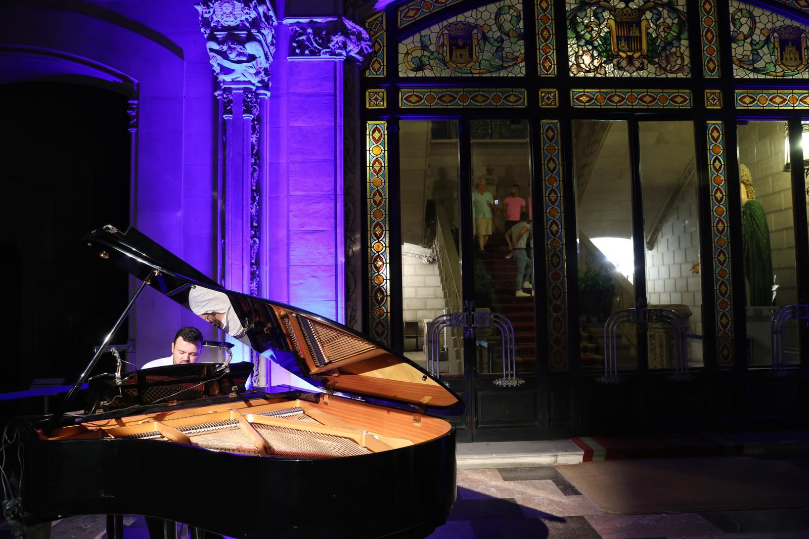 Els visitants varen poder gaudir durant totes les vistes de música en directe amb piano