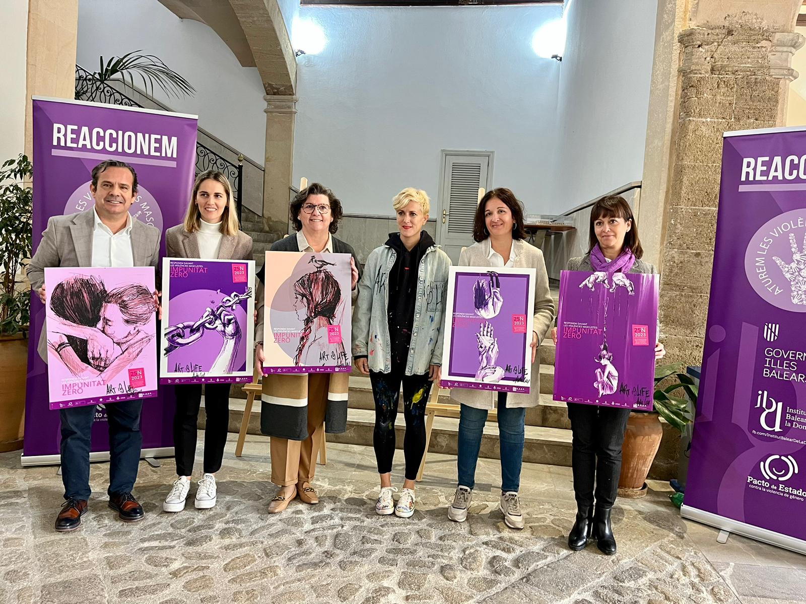 Representants del Govern de les Illes Balears, del Consell de Mallorca i de l'Ajuntament de Palma amb l'artista Carolina Adán