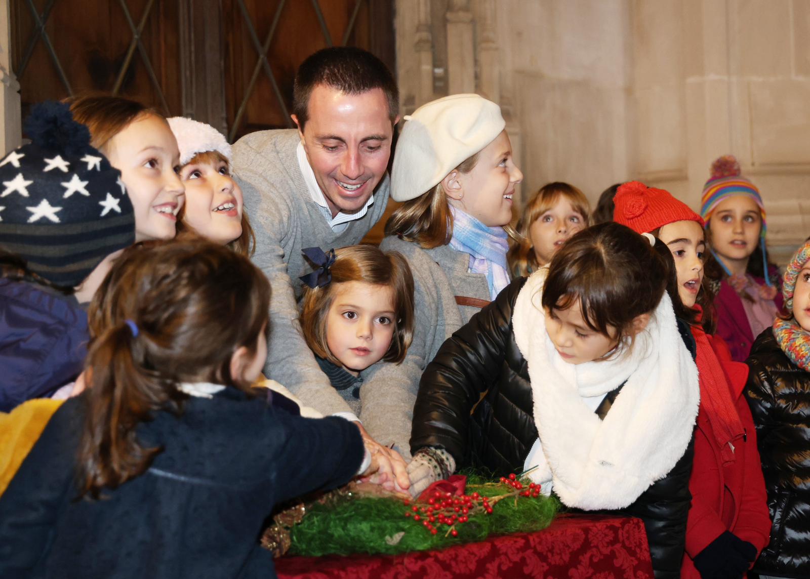 El presidente Galmés, acompañado por los niños del Cor Infantil del Teatre Principal de Palma