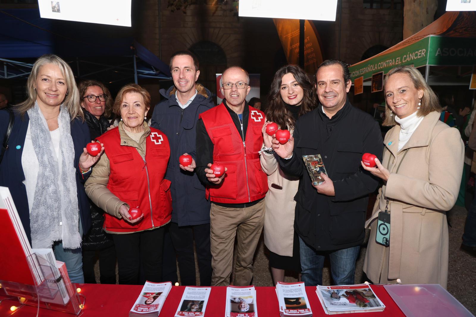 Representantes del Consell de Mallorca con voluntarios de Cruz Roja