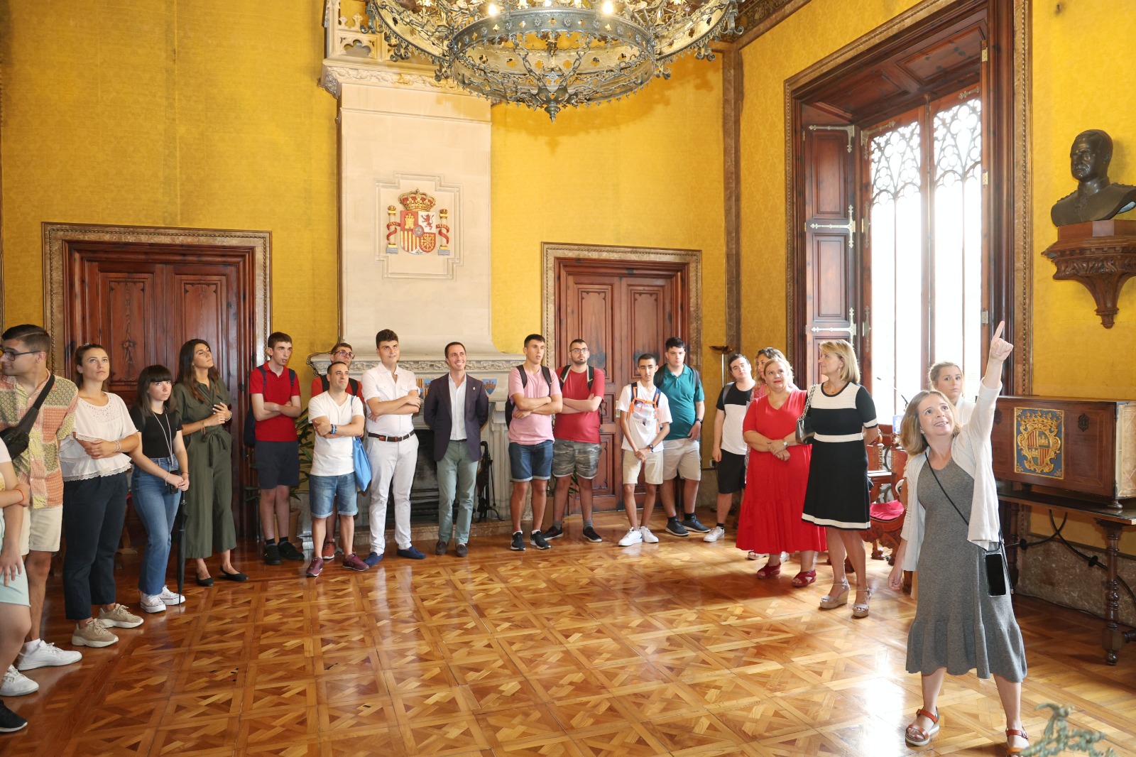 La eurodiputada Rosa Estaràs y el presidente del Consell de Mallorca, Llorenç Galmés, durante una de las visitas al Palau
