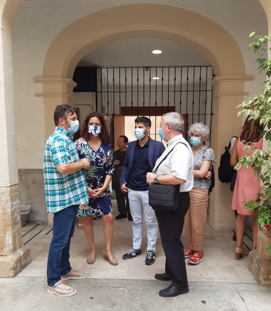 La presidenta del Consell de Mallorca, el conseller de Drets Socials, la vicepresidenta segona de l'IMAS i el bisbe de Malloca visiten el centre d'inclusió social Casa de Família