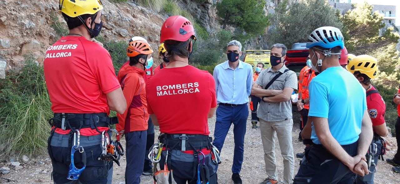 El conseller d'Hisenda i Funció Pública, Josep Lluís Colom, i el director insular d'Emergències, Xisco López, amb els Bombers de Mallorca.