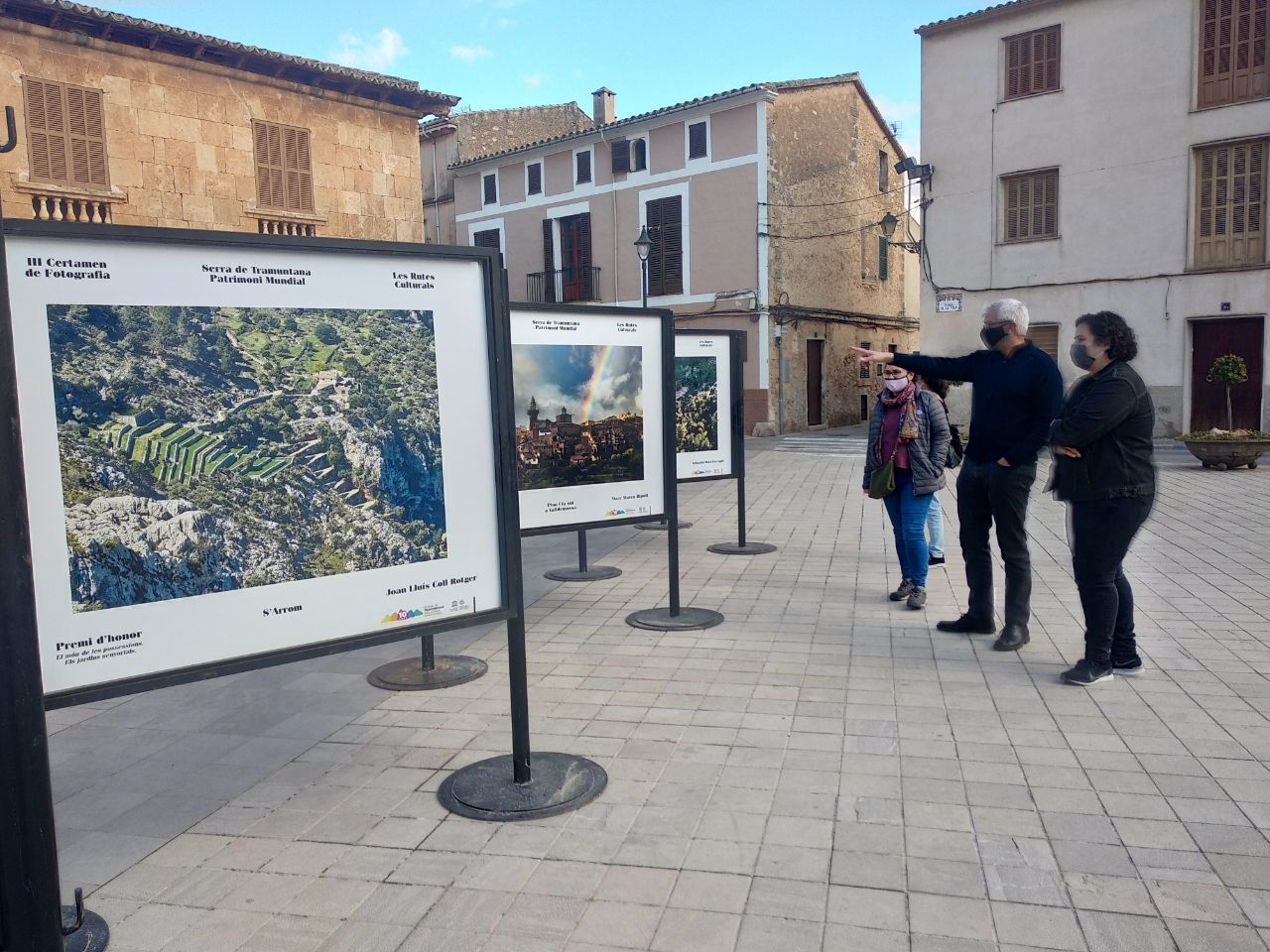 Pons, Vadell i Bonet visiten l'exposició a la plaça de la Vila de Santa Maria del Camí