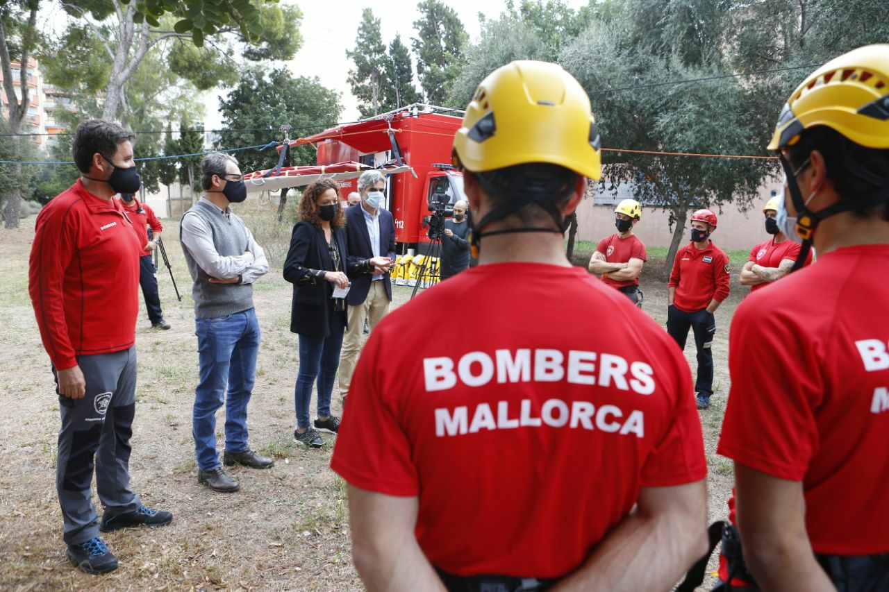 La presidenta del Consell de Mallorca, Catalina Cladera a la presentació dels nous membres de l’equip de rescat dels Bombers, novembre 2020