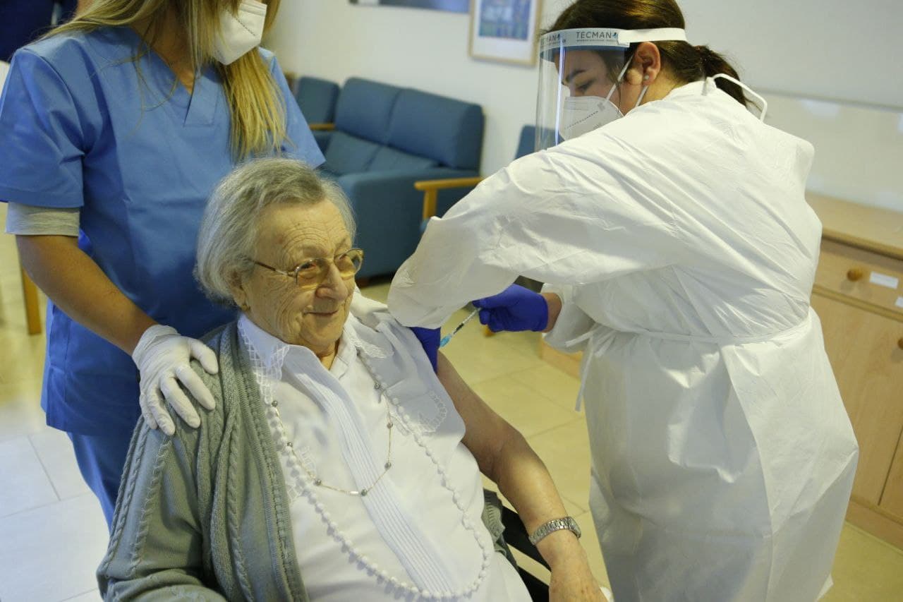 Avelina Serrano, de 94 anys, va ser la primera persona en rebre el vaccí a les Illes Balears