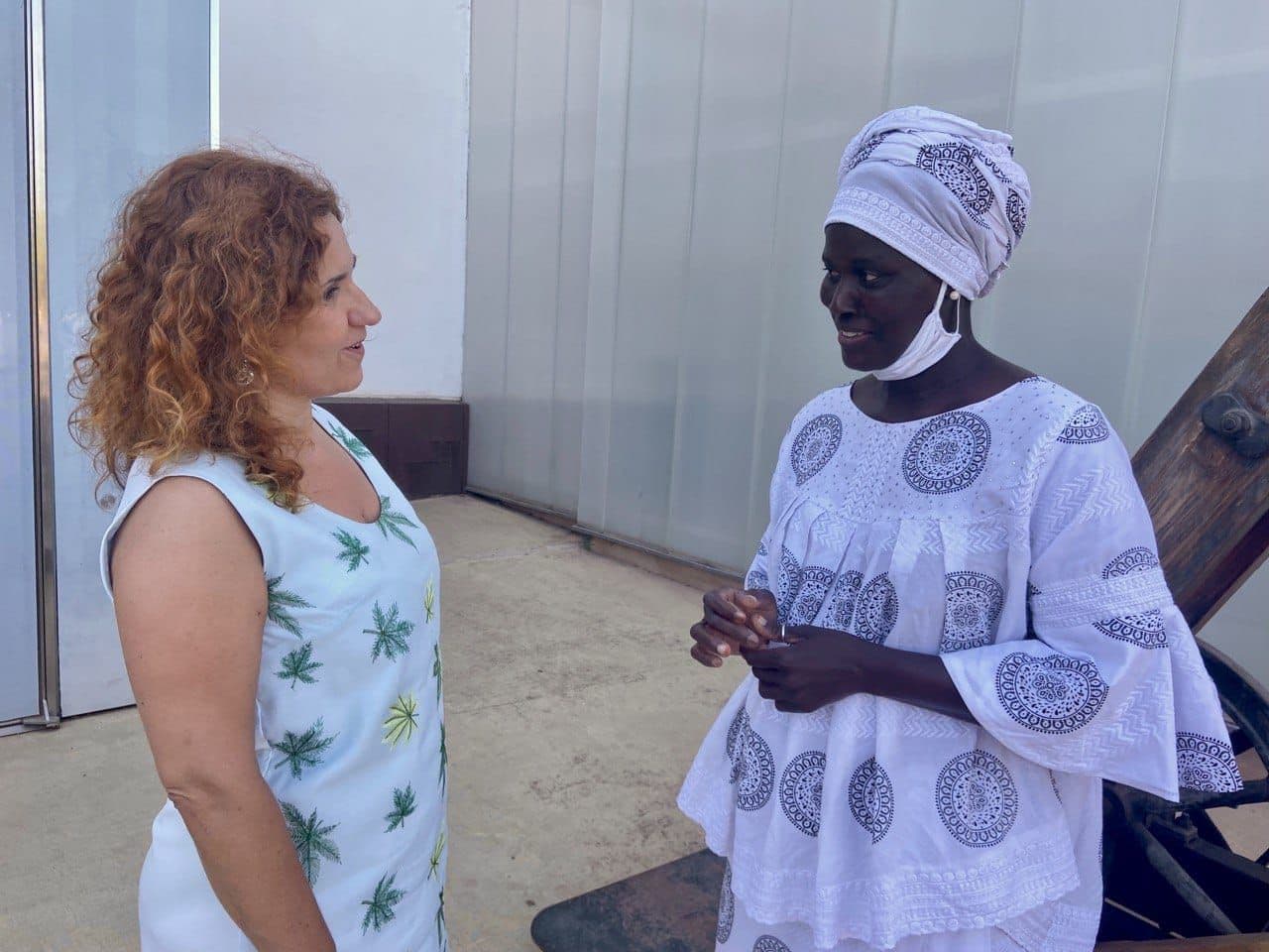 La directora insular d'Infància i Família habla con una de les futuras madres acogedoras