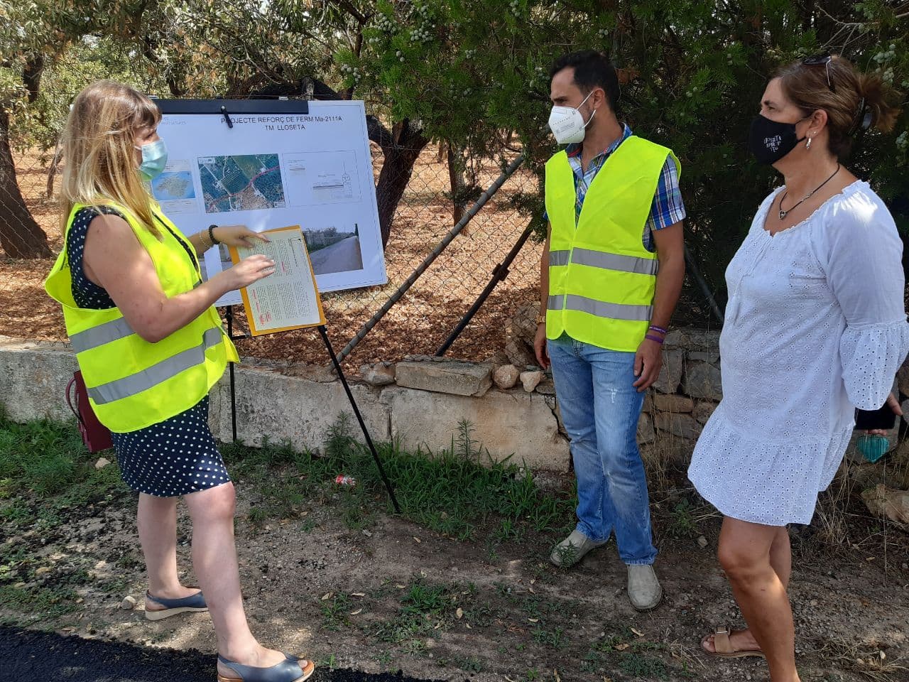 La directora insular de Infraestructures, Olga Martínez, explica el projecte al conseller Iván Sevillano i a la primera tinenta de batle de l'ajuntament de Lloseta