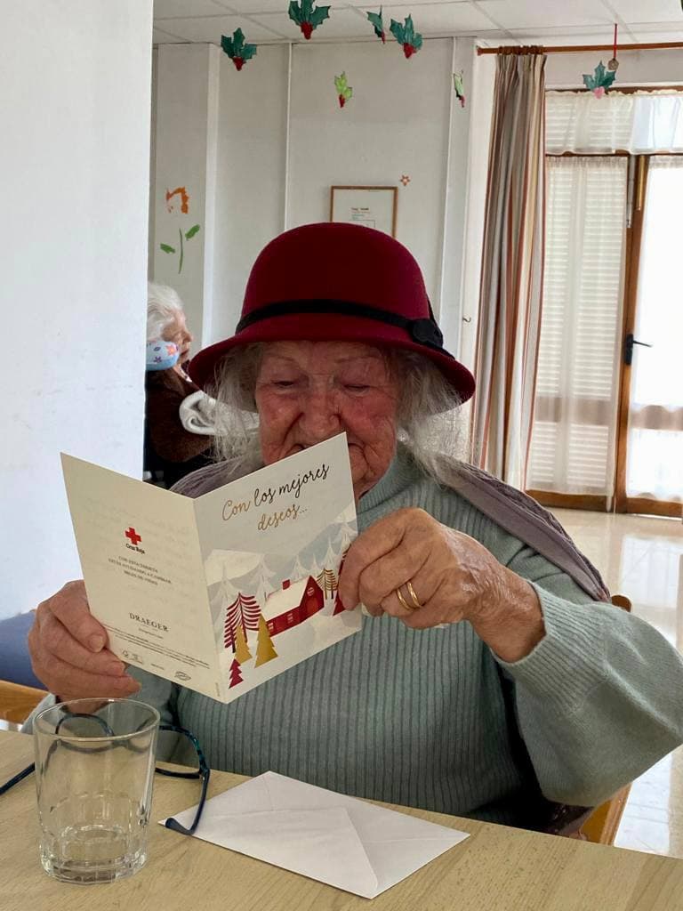 Usuària de la Llar d'Ancians de Palma amb la seva postal 