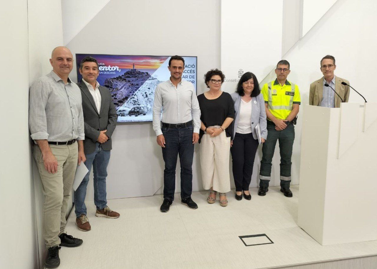 El conseller de Mobilitat i Infraestructures, Iván Sevillano juntament amb la resta d'administracions competents en la regulació del trànsit a Formentor