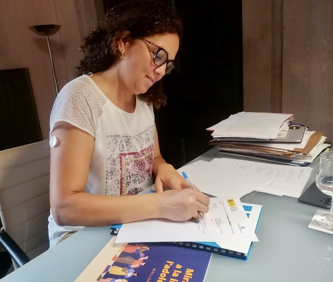 La presidenta Catalina Cladera durant ha signat l'acord d'adhesió. 