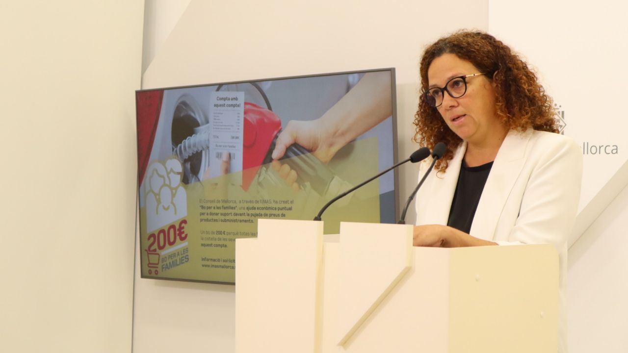 La presidenta Catalina Cladera ha explicat que es destinaran 5 milions d'euros en ajudes de 200 euros que podran beneficiar a fins a 25.000 famílies. . 
