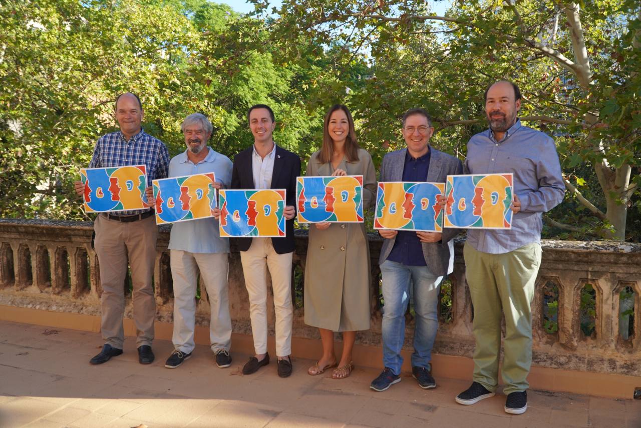 El president del Consell de Mallorca, Llorenç Galmés, amb l'equip del Departament de Cultura i Patrimoni celebrant el Dia Europeu de les Llengües