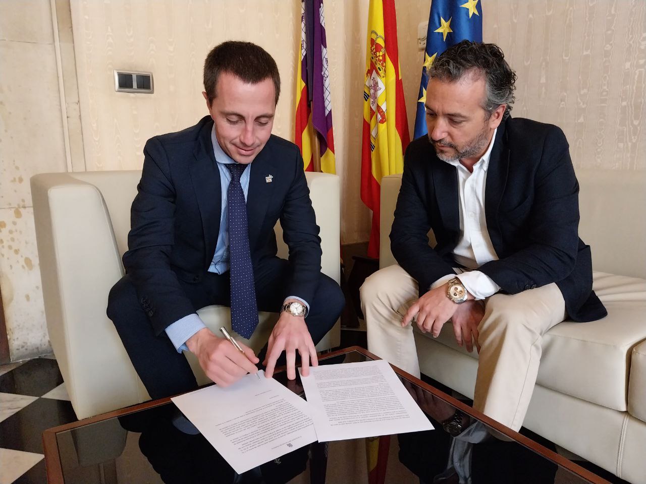 El president Llorenç Galmés firma la carta al ministre del Interior acompanyat del conseller de Territori, Mobilitat i Infraestructures, Fernando Rubio.