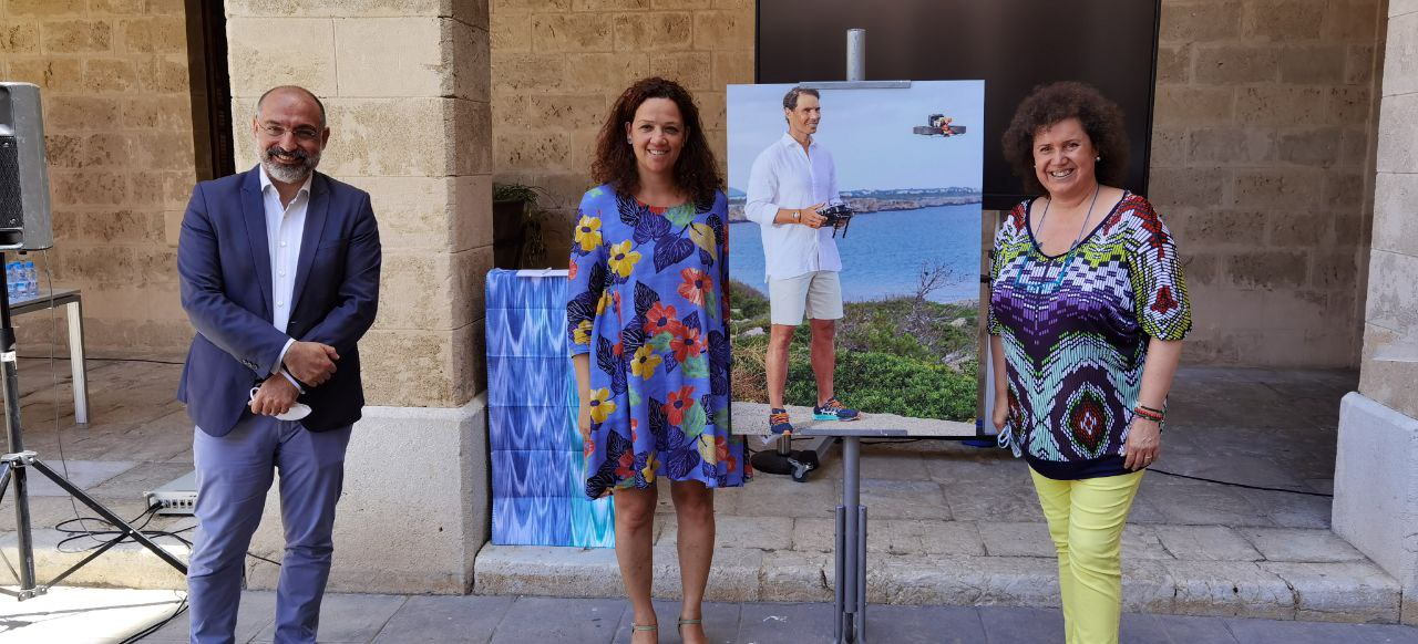 La presidenta del Consell de Mallorca, Catalina Cladera, acompanyada pel conseller de Turisme i Esports, Andreu Serra, i la regidora de Turisme de l’Ajuntament de Palma, Elena Navarro, han presentat l’espot de promoció turística.
