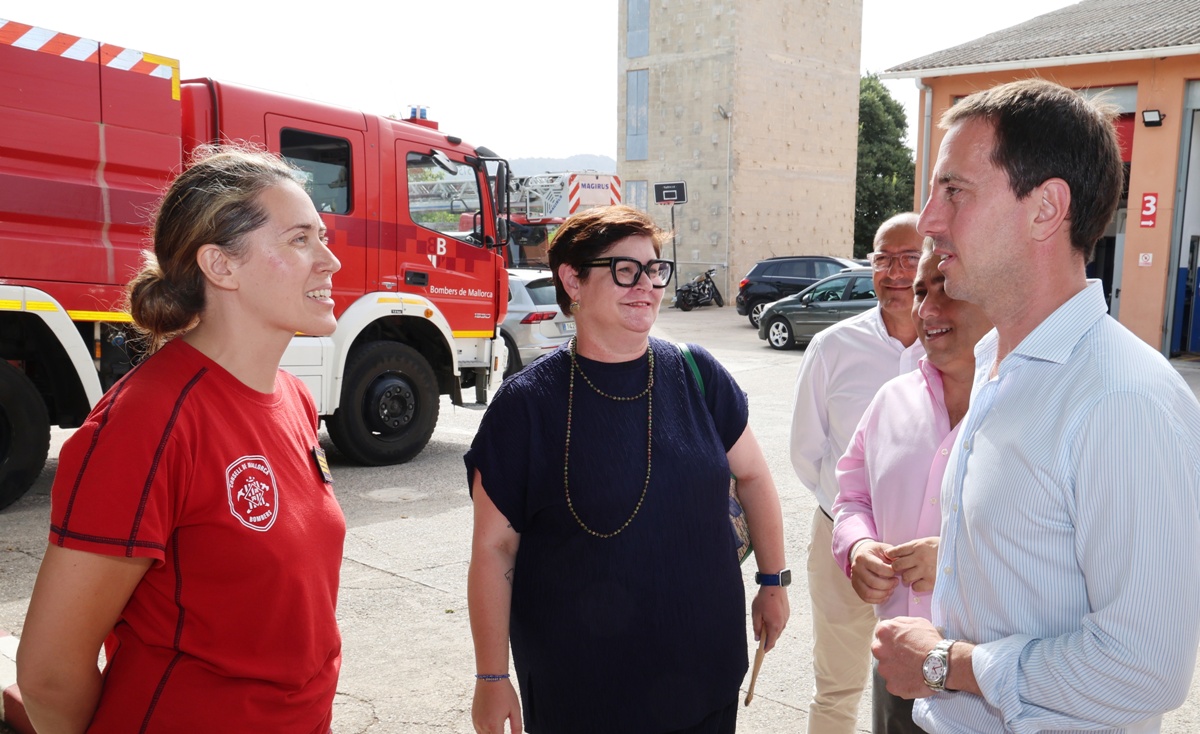 El President Galmés i la consellera d'Hisenda i Funció Pública visiten el parc de bombers