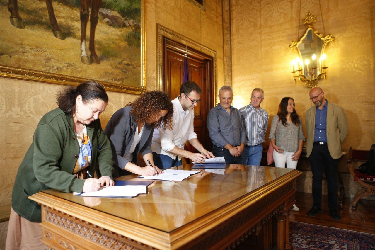 Signatura del conveni per reobrir l'escorxador de Manacor.