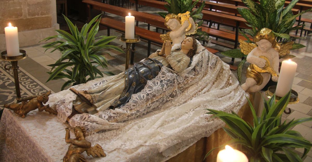 Instalación de la Virgen yacente en la parroquia de la Vileta. Fotografía: G. Carrió