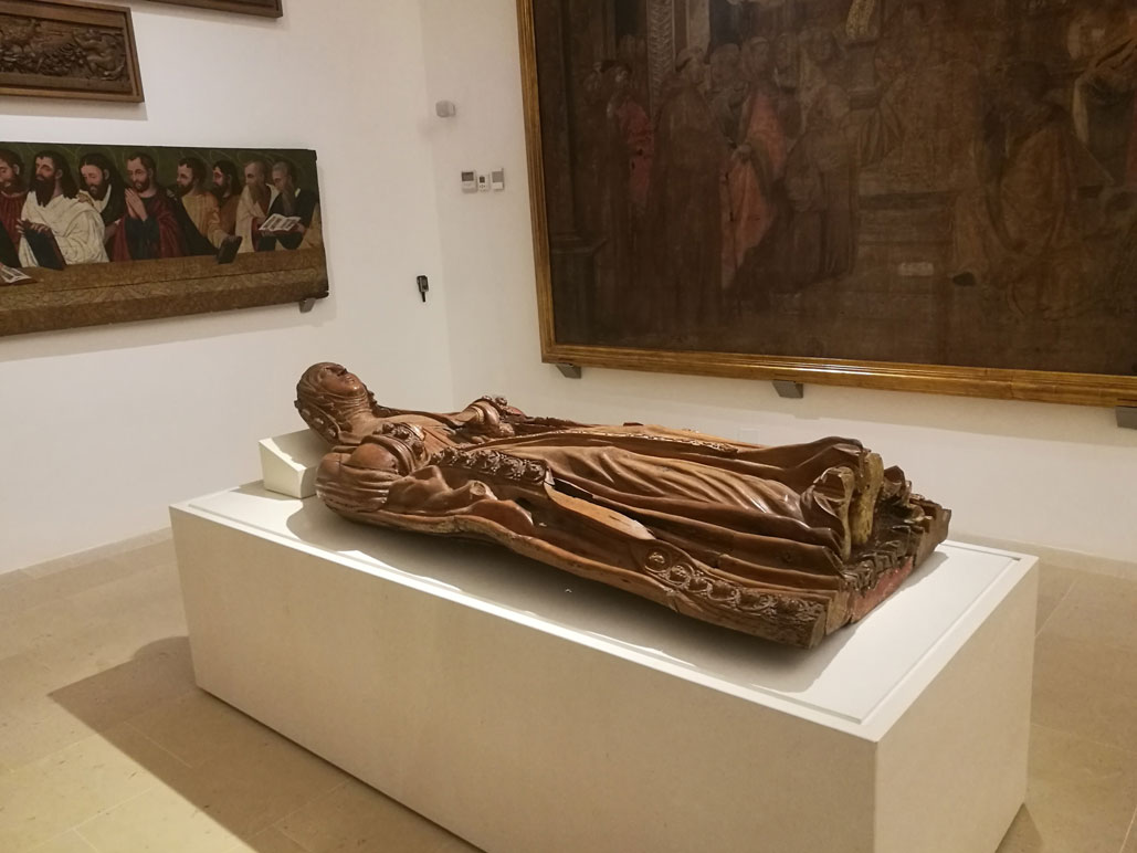 Sala del Museu de Mallorca on s'exposa la imatge tallada per l'escultor Joan de Salas. Fotografia de G. Carrió.
