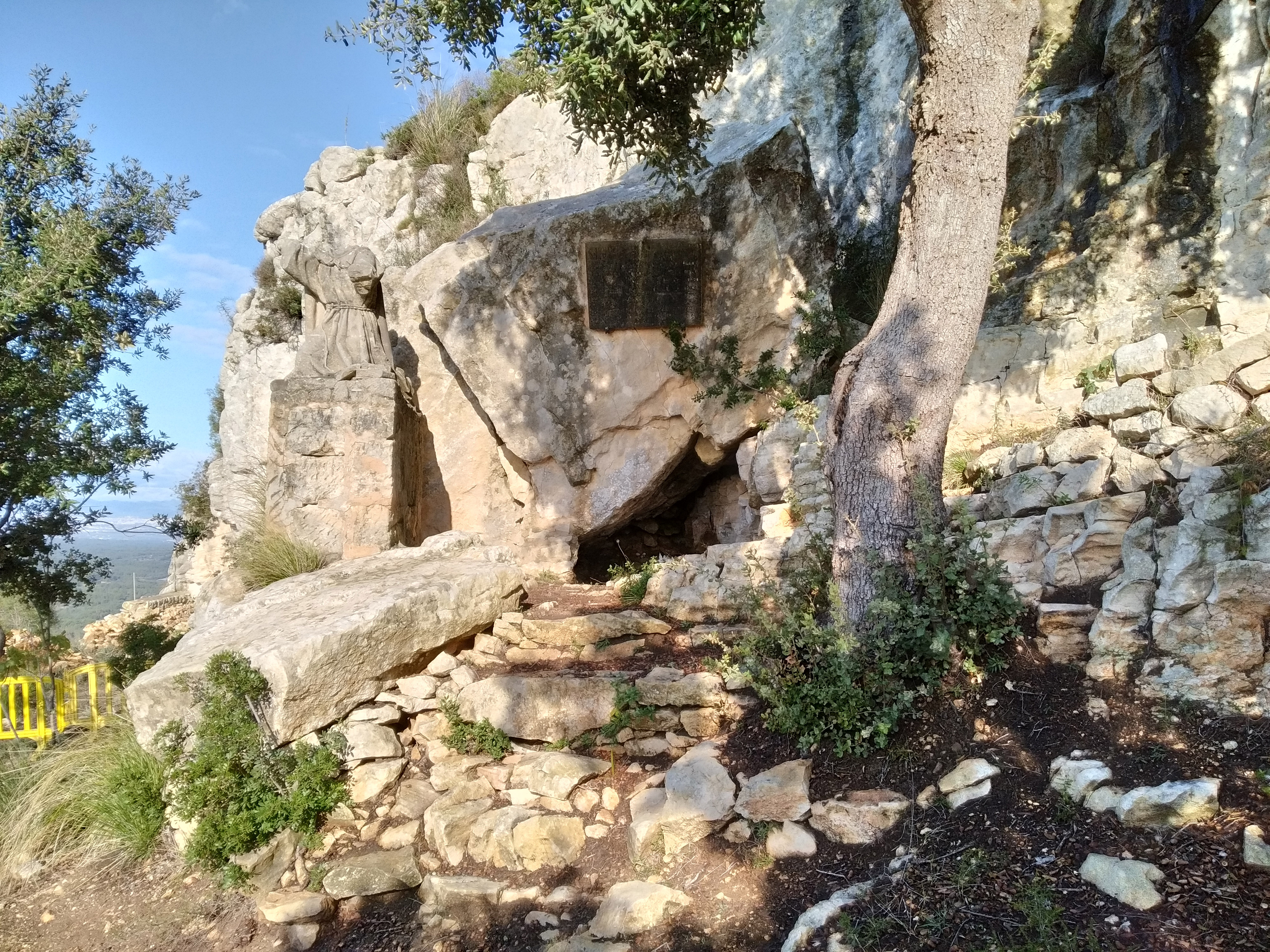 Exteriors de la Cova de Ramon Llull