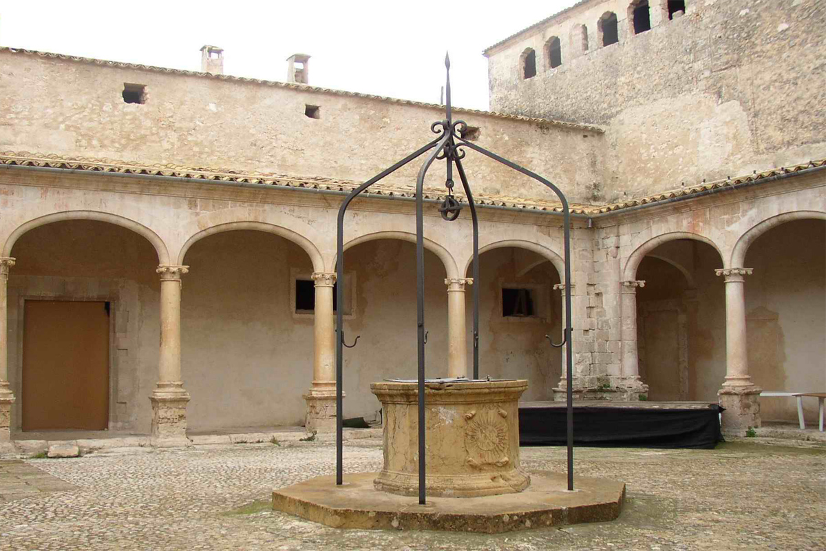 Claustre del convent dels Mínims. Sineu (fotografia de la Secció de Béns Culturals)