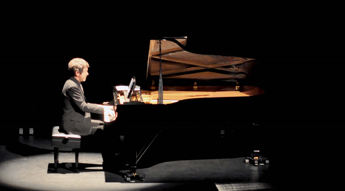 Espectacle Mallorca dins un piano. Concert a càrrec de Tomeu Moll-Mas