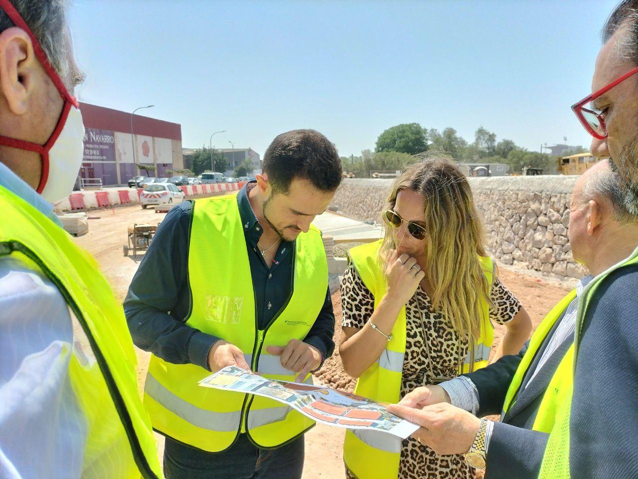 El conseller Sevillano hace una visita de seguimiento a las obras de la nueva rotonda del polígono de Can Valero